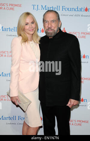 T.J. Martell Foundation 39e Gala annuel rend hommage à New York - Tapis rouge avec des arrivées : Eloise DeJoria,John Paul DeJoria Où : New York City, New York, United States Quand : 21 Oct 2014 Banque D'Images