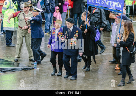 Melbourne, Australie. 25 avril 2015. Le russe et l'ex-Union soviétique marche d'anciens combattants. L'Anzac Day de mars et vétéran des militaires et leurs descendants, de Princes Bridge au culte du souvenir, par temps de pluie. L'Anzac Day de cette année marque le centenaire de l'atterrissage de Gallipoli ANZAC et soldats alliés en Turquie le 25 avril 2015. Banque D'Images