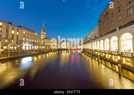 L'hôtel de ville et l'Alster à Hambourg la nuit Banque D'Images