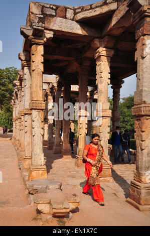 L'Inde, Mumbai, Delhi, Qutb Minar Complex (12ème siècle), la femme en costume traditionnel à côté de la Madrasa de Ala-ud-din Banque D'Images