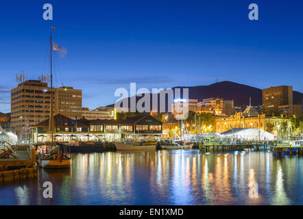 Front de mer de Hobart la nuit avec Mount Wellington en arrière-plan Banque D'Images