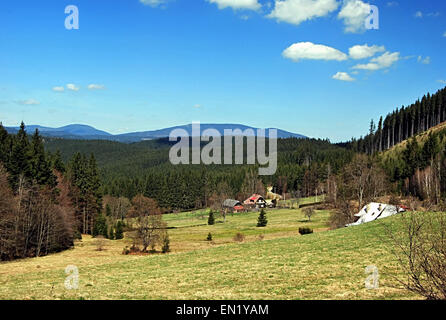 Hameaux on meadow in Moravskoslezske Beskydy montagnes avec beau panorama de montagnes Banque D'Images