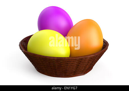 Oeufs de Pâques dans un panier en osier isolé sur fond blanc Banque D'Images