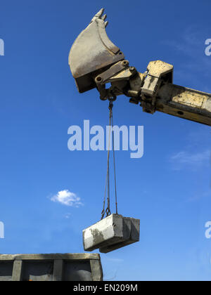 24 avril 2015 - godet est utilisé pour le déchargement de bordures © Igor Golovniov/ZUMA/Alamy Fil Live News Banque D'Images