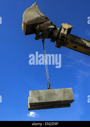 24 avril 2015 - godet est utilisé pour le déchargement de bordures © Igor Golovniov/ZUMA/Alamy Fil Live News Banque D'Images