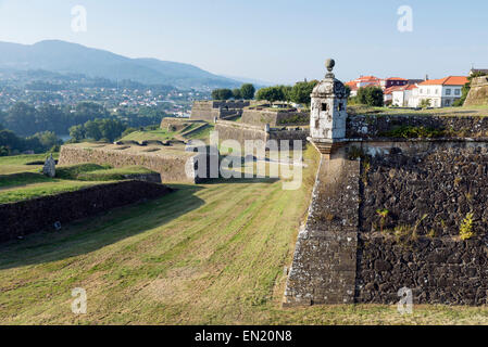 Murs de défense de la forteresse de Valença do Minho, dans le Nord du Portugal. Dans l'arrière-plan est la ville de Tuy, en Espagne Banque D'Images