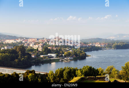 Vue panoramique de la ville galicienne de Tuy de pays voisins au Portugal Banque D'Images