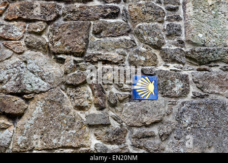 Panneau Road Santiago sur un mur de granit. Espagne Banque D'Images