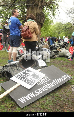 ​​London, UK. 26 avril 2015. ​Save Les membres de l'équipe de Rhino à Greenwich Park avant de commencer le marathon. Hundreds​ ​Undertake à préparer le mile​ of​ 26 exécuter le Marathon de Londres.Le​​Th 3 5 Marathon de Londres est by​ Money​ liens sponsorisés vierge et détient le record mondial Guinness comme étant le plus grand événement annuel de collecte de fonds dans le world​. Records​ cours sont 2:04:29 (2014) Kipsang​ and​ Wilson sur le women's : 2:15:25 (2003) Paula Radcliffe.​ ​ Photo : David Mbiyu Crédit : david mbiyu/Alamy Live News Banque D'Images