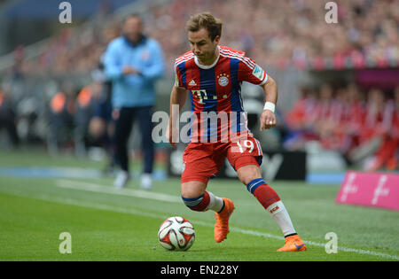 Munich, Allemagne. Apr 25, 2015. La Munich Mario Götze en action à la Bundesliga match de foot entre FC Bayern Munich et Hertha BSC Berlin à l'Allianz Arena de Munich, Allemagne, 25 avril 2015. Photo : Andreas GEBERT/dpa/Alamy Live News Banque D'Images