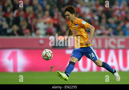 Munich, Allemagne. Apr 25, 2015. L'Hertha Genki Haraguchi en action à la Bundesliga match de foot entre FC Bayern Munich et Hertha BSC Berlin à l'Allianz Arena de Munich, Allemagne, 25 avril 2015. Photo : Andreas GEBERT/dpa/Alamy Live News Banque D'Images