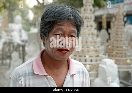 Portrait d'un sculpteur de marbre de nez rouges de bétel couvert de poussière de marbre blanc à Mandalay, Myanmar Banque D'Images