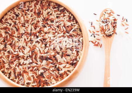 Matière sèche organique en riz à grains multiples bol en bois, stock photo Banque D'Images