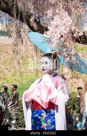 New York, 25 avril 2015 - Le beau temps fait sortir la foule pour The Cherry Blossom Festival à la Brooklyn Botanic Gardens à New York City. La fleur affiche inclus de tulipes, et magnolias parmi les cerisiers. Caractères Cosplay mêlés à la foule. Banque D'Images