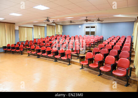 Intérieur de la salle vide avec des chaises rouges Banque D'Images