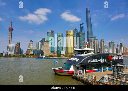 Vue générale de la ville de Pudong à Shanghai avec l'Oriental Pearl TV Tower, Shanghai, Chine Banque D'Images