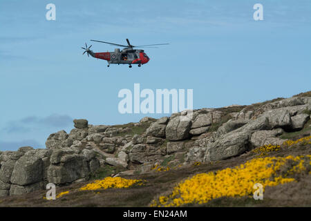 RNAS resuce Hélicoptère survolant les falaises à Porthgwarra Cornwall Banque D'Images