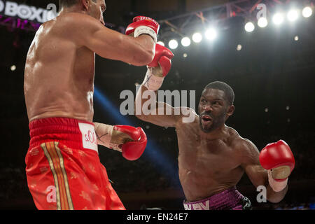 New York, New York. Apr 25, 2015. NEW YORK, NY - 25 avril Wladimir Klitschko et Bryant Jennings au cours de la World Heavyweight Championship match au Madison Square Garden le 25 avril 2015 à New York, New York. ADAM (GLANZMAN-DPS) Credit : dpa/Alamy Live News Banque D'Images