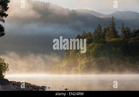Matin brumeux à Derwentwater dans le Lake District. Banque D'Images