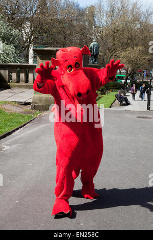 Liverpool, Merseyside, UK 26 avril, 2015. St George's Day Red dragon gallois en costume, ambassadeurs de bonne volonté du Festival qui a eu lieu dans le quartier de St George's, une zone de la ville décrite comme le cœur historique de Liverpool. Banque D'Images