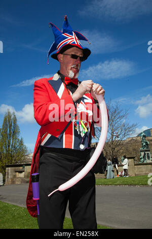 Artiste de ballons à Liverpool, Merseyside, UK 26 avril, 2015. M. Steve Arden, fantaisiste pour enfants à l'hôtel St George's Day Festival tenu à la St George's Quarter, une zone de la ville décrite comme l'unique, coeur historique de Liverpool. Banque D'Images