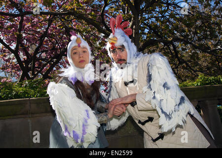 Liverpool, Merseyside, UK 26 avril, 2015. Natasha & Greg, habillés comme des poulets, de l'Université de Liverpool, les joueurs faisant revivre une Playlet Chaucer au St George's Day Festival tenu à la St George's trimestre une zone de la ville décrite comme l'unique, coeur historique de Liverpool. Credit : Mar Photographics/Alamy Live News Banque D'Images