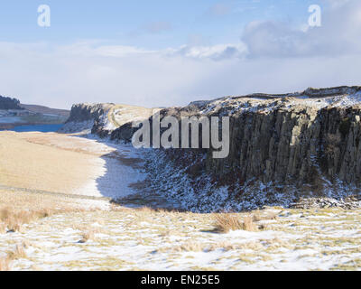 L'hiver au mur d'Hadrien, passant au sommet de Crag Lough Parc National de Northumberland Banque D'Images