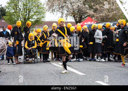 Slough, Royaume-Uni. Apr 26, 2015. Jusqu'à 8 000 personnes prennent part à la procession colorée Vaisakhi Nagar Kirtan grâce à Slough. La tradition annuelle pour célébrer le jour le plus saint du calendrier sikh - la création du Khalsa - est une fête de la nourriture gratuite, la musique spirituelle et d'arts martiaux s'affiche. Crédit : Kevin Day/Alamy Live News Banque D'Images