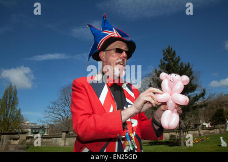 Artiste de ballons à Liverpool, Merseyside, UK 26 avril, 2015. M. Steve Arden, fantaisiste pour enfants à l'hôtel St George's Day Festival tenu à la St George's Quarter, une zone de la ville décrite comme l'unique, coeur historique de Liverpool. Banque D'Images