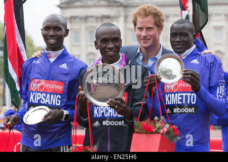 Londres, Royaume-Uni. 26 avril 2015. L-R : Wilson Kipsang (KEN), Eliud Kipchoge (KEN), SON ALTESSE ROYALE LE PRINCE Harry et Dennis Kimetto (KEN). Cérémonies de remise des prix pour les gagnants. Marathon de Londres Virgin Money se termine au Mall, Londres, Royaume-Uni. Credit : Nick Savage/Alamy Live News Banque D'Images