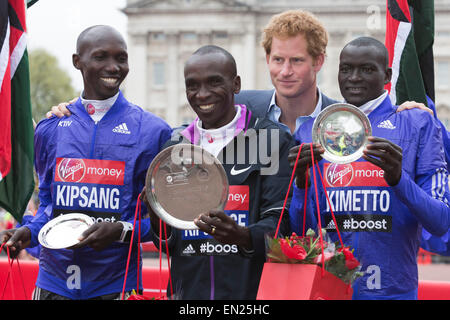 Londres, Royaume-Uni. 26 avril 2015. L-R : Wilson Kipsang (KEN), Eliud Kipchoge (KEN), SON ALTESSE ROYALE LE PRINCE Harry et Dennis Kimetto (KEN). Cérémonies de remise des prix pour les gagnants. Marathon de Londres Virgin Money se termine au Mall, Londres, Royaume-Uni. Credit : Nick Savage/Alamy Live News Banque D'Images