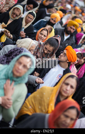 Slough, Royaume-Uni. Apr 26, 2015. Jusqu'à 8 000 personnes prennent part à la procession colorée Vaisakhi Nagar Kirtan grâce à Slough. La tradition annuelle pour célébrer le jour le plus saint du calendrier sikh - la création du Khalsa - est une fête de la nourriture gratuite, la musique spirituelle et d'arts martiaux s'affiche. Crédit : Kevin Day/Alamy Live News Banque D'Images