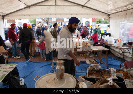 Slough, Royaume-Uni. Apr 26, 2015. Jusqu'à 8 000 personnes prennent part à la procession colorée Vaisakhi Nagar Kirtan grâce à Slough. La tradition annuelle pour célébrer le jour le plus saint du calendrier sikh - la création du Khalsa - est une fête de la nourriture gratuite, la musique spirituelle et d'arts martiaux s'affiche. Des aliments sont préparés ici pour distribuer à l'auditoire. Crédit : Kevin Day/Alamy Live News Banque D'Images