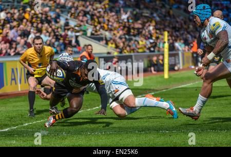 Coventry, Royaume-Uni. Apr 26, 2015. Aviva Premiership. Guêpes contre Exeter Chiefs. Christian Wade (guêpes) marque le premier essai du match. Credit : Action Plus Sport/Alamy Live News Banque D'Images