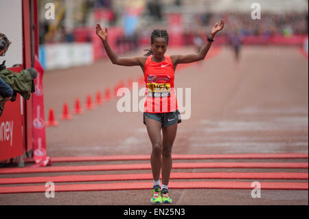 Le Mall, Londres, Royaume-Uni. 26 avril, 2015. Finition de la Vierge Argent 2015 Marathon de Londres Elite Dames, remporté par Tigist Tufa dans 2:23:22. Credit : Malcolm Park editorial/Alamy Live News Banque D'Images