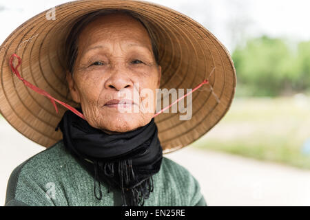 Une femme âgée portant Chapeau conique traditionnel. Banque D'Images