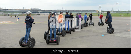 Berlin, Allemagne. Apr 26, 2015. Un groupe a la une balade insolite à travers l'aérodrome de l'ancien aéroport de Tempelhof à Berlin, Allemagne, 26 avril 2015. Photo : RAINER JENSEN/dpa/Alamy Live News Banque D'Images