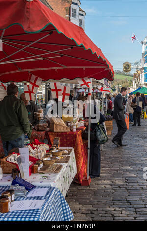 Le marché des fermiers mensuelles régulières sur les pavés de la rue haute de Guildford Banque D'Images