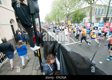 Greenwich London,UK. 26 avril 2015. Les grandes foules assister à la 2015 Marathon de Londres comme coureurs passent par Greenwich et l'emblématique de vue le Cutty Sark Banque D'Images