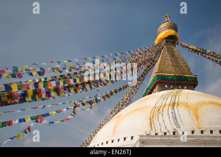 Le Népal, Katmandou, Boudhnath Boudah, Temple bouddhiste (16ème siècle), plus grand Stupa du Népal avec les drapeaux de prières centre pour les Tibétains Banque D'Images