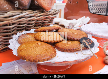 Dutch Gevulde Koeken, Tours d'amande, rempli de cookies sur une plaque au stand de nourriture. Banque D'Images