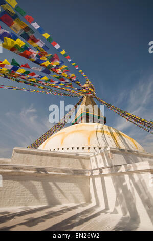 Le Népal, Katmandou, Boudhnath Boudah, Temple bouddhiste (16ème siècle), plus grand Stupa du Népal avec les drapeaux de prières centre pour les Tibétains Banque D'Images