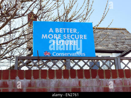 La campagne électorale du parti conservateur affiche à l'extérieur chambre à Somerset, Angleterre Banque D'Images