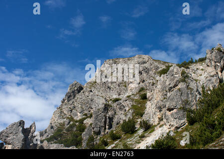 Il Jalet, Val Mora, Suisse Engadine Alpes rocher rocher contre le ciel bleu Banque D'Images