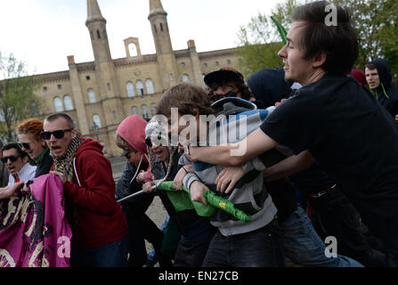 Berlin, Allemagne. Apr 26, 2015. Les participants de former pour le prochain 1er mai, des manifestations à la place de Mariannenplatz à Berlin, Allemagne, 26 avril 2015. Photo : BRITTA PEDERSEN/dpa/Alamy Live News Banque D'Images