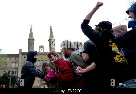 Berlin, Allemagne. Apr 26, 2015. Les participants de former pour le prochain 1er mai, des manifestations à la place de Mariannenplatz à Berlin, Allemagne, 26 avril 2015. Photo : BRITTA PEDERSEN/dpa/Alamy Live News Banque D'Images