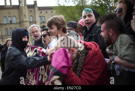 Berlin, Allemagne. Apr 26, 2015. Les participants de former pour le prochain 1er mai, des manifestations à la place de Mariannenplatz à Berlin, Allemagne, 26 avril 2015. Photo : BRITTA PEDERSEN/dpa/Alamy Live News Banque D'Images