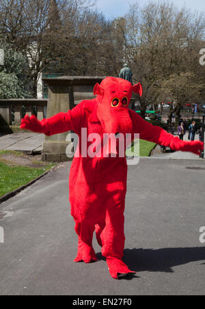 Liverpool, Merseyside, UK 26 avril, 2015. St George's Day Red dragon gallois en costume, ambassadeurs de bonne volonté du Festival qui a eu lieu dans le quartier de St George's, une zone de la ville décrite comme le cœur historique de Liverpool. Banque D'Images