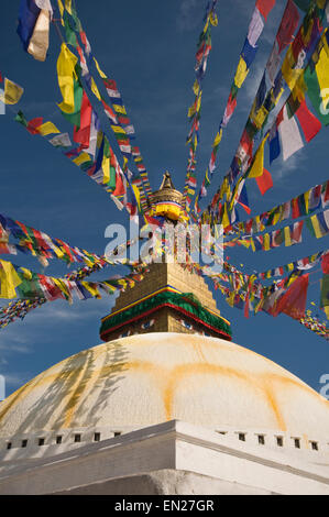 Le Népal, Katmandou, Boudhnath Boudah, Temple bouddhiste (16ème siècle) plus grand Stupa du Népal avec les drapeaux de prières, centre pour les Tibétains Banque D'Images