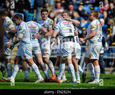 Coventry, Royaume-Uni. Apr 26, 2015. Aviva Premiership. Guêpes contre Exeter Chiefs. Thomas Waldrom (Exeter) est félicité par coéquipiers après avoir marqué. Credit : Action Plus Sport/Alamy Live News Banque D'Images